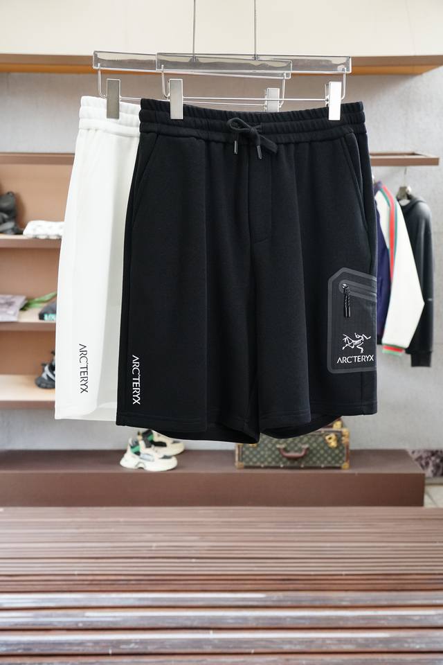 始祖鸟 2025春夏系列新品纯棉短裤，考究的剪裁是品牌工坊精湛工艺的精髓所在，也是品牌传承的核心。这款短裤是二零二五春季男装系列新品，款式时尚，别具一格。采用棉