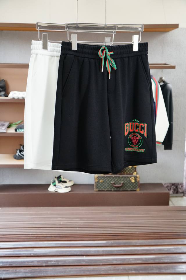 Gucci 古奇 2025春夏系列新品纯棉短裤，考究的剪裁是品牌工坊精湛工艺的精髓所在，也是品牌传承的核心。这款短裤是二零二五春季男装系列新品，款式时尚，别具一