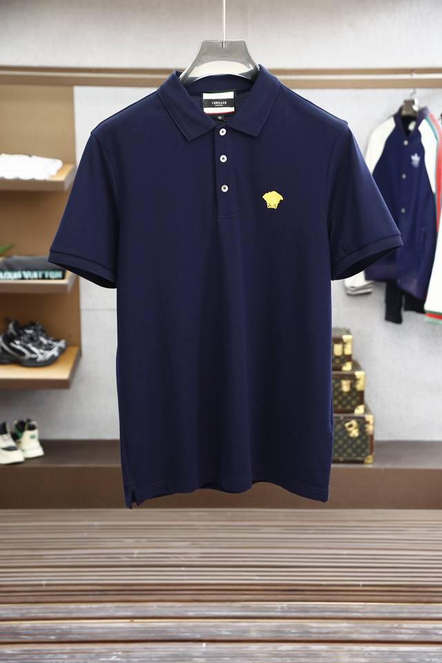 2025Ss系列新品 范思哲 Versace 最新最顶级版Polo衫，选用丝光棉质珠地网眼布料打造，修身版型剪裁，非常精致，显气场，又会凸显商务男士的精致，这就