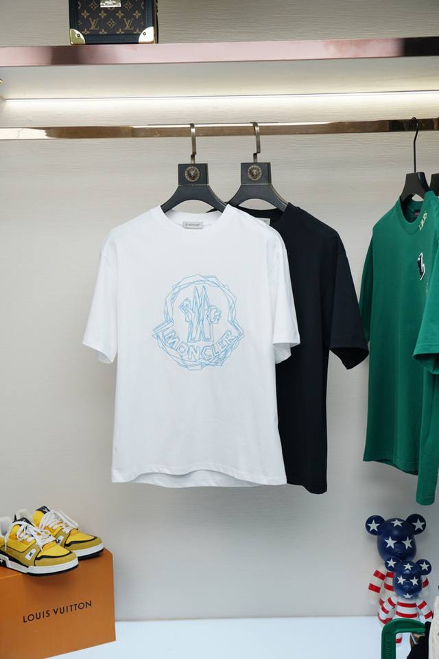 蒙口-高级成衣 熟男 轻熟男 最爱款式 最经典净色通勤百搭帅气的圆领短袖打底衫 一贯的好版型 进口原版洗水欧棉。面料柔软 弹性细腻 男人的衣柜都少不了基础打底衫