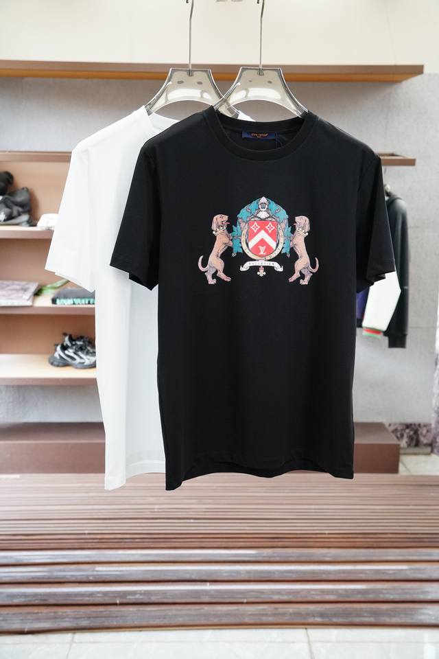 Lv 路易威登 2025春夏系列新品 男士圆领短袖奢华品牌字母数码印花Logo标识标注上身就能体会这款设计带来的年轻与时尚感！整体时尚而有潮流，采用顶级欧洲双面