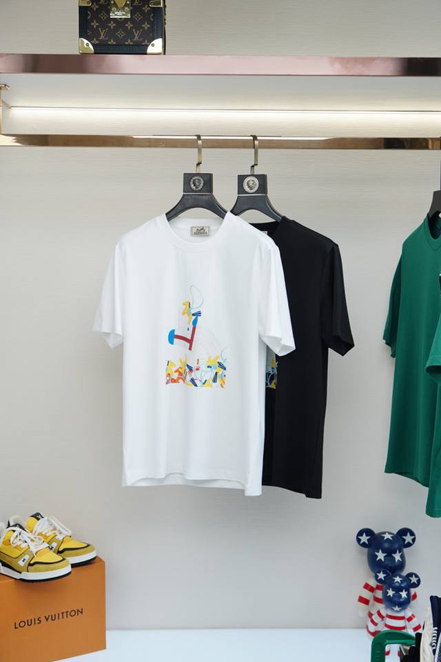 Hermes 爱马仕-2025春夏系列新品 男士丝光平纹棉质短袖T恤，这款短袖体恤采用柔软的丝光面料制成，标准版型裁剪，品牌字母Logo刺绣点缀，配以罗纹领口，