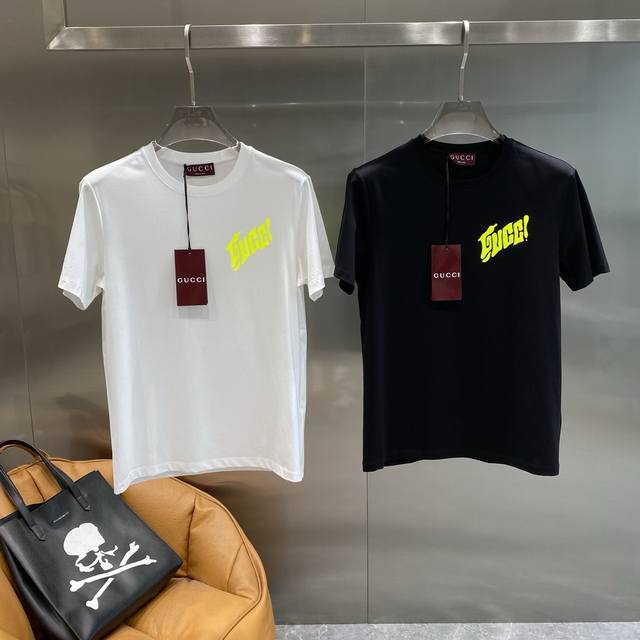古家 Gucci黑T，夏日潮流个性之选 亮眼的荧光黄“Gucci”字样，以独特的字体呈现，瞬间打破单调，吸睛又个性，面料柔软舒适，M-3Xl 隔天
