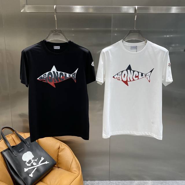 蒙家 蒙口 夏日趣味潮流 简约低调，独特的鲨鱼造型图案，将品牌名“Moncler”巧妙融入其中，红、白、黑的配色碰撞，个性又吸睛，充满潮流感与趣味性。面料舒适透