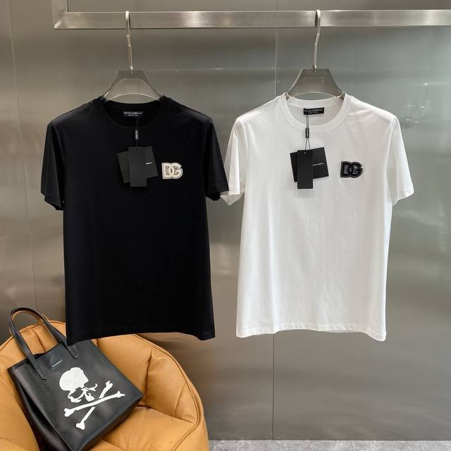 Dg家 Dolce & Gabbana短袖 ，夏日酷帅格调之选 百搭又显瘦，轻松适配各种风格。胸口处标志性的品牌字母图案，简洁而醒目，瞬间提升整体时尚感，低调中