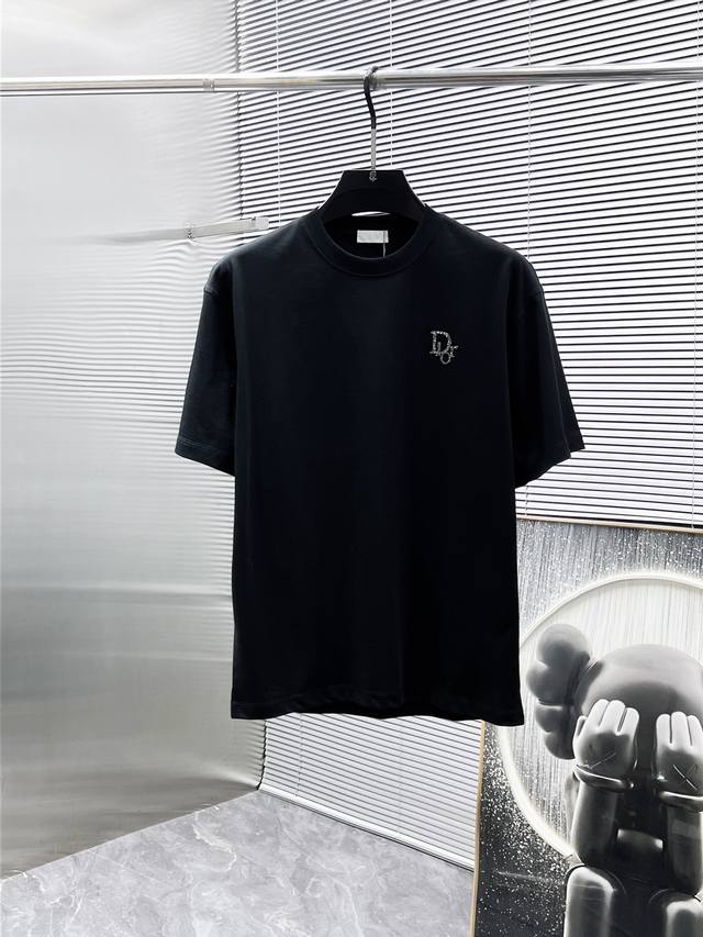 迪奥 Dior 2025新款 圆领 短袖 T恤 体恤 半袖 ，高端版本！专柜定制面料 透气舒适度高，细节无可挑剔，品牌元素设计理念，体现高品质。手感细腻柔软！呈