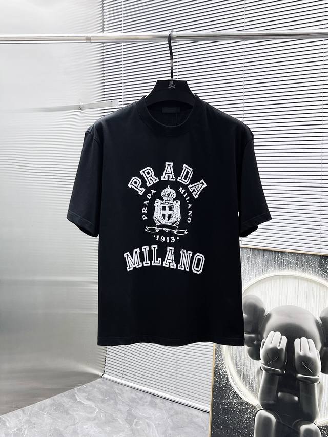 普拉达 Prada 2025新款 圆领 短袖 T恤 体恤 半袖 ，高端版本！专柜定制面料 透气舒适度高，细节无可挑剔，品牌元素设计理念，体现高品质。手感细腻柔软