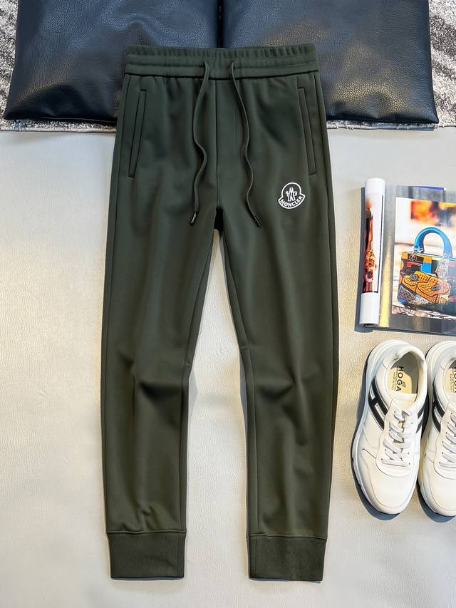 Mo# 2025美学的焕新诠释,演绎浓郁的格调型时尚风范,细节感和设计感强悍.经典品牌标识做为色彩搭配,演绎经典的品牌时尚,为整体造型增光添彩.进口面料,柔软舒