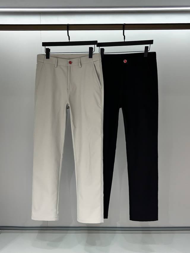 合照细节 Kiton# 2025 春夏休闲裤子 美学的焕新诠释,演绎浓郁的格调型时尚风范,细节感和设计感强悍.经典品牌标识做为色彩搭配,演绎经典的品牌时尚,为整