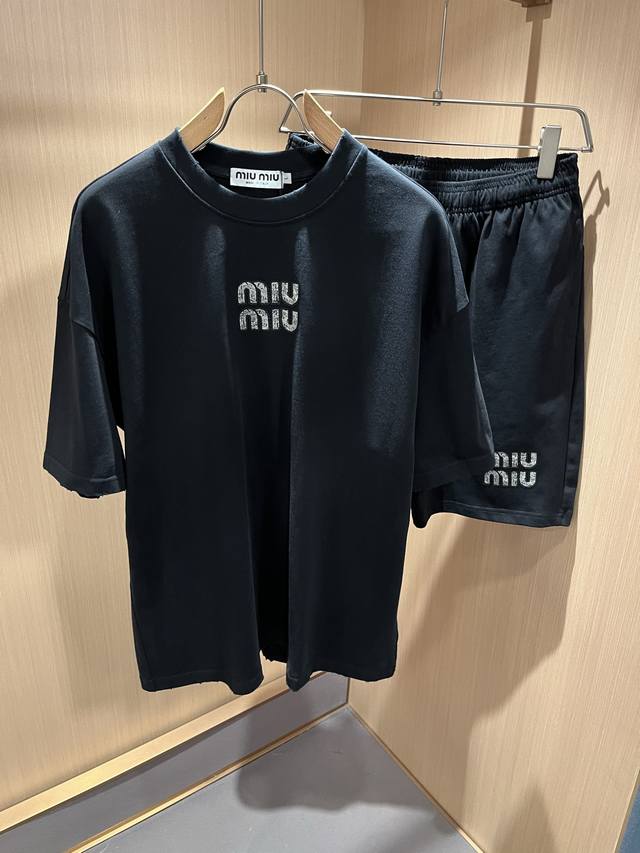Miumiu 谬谬2025春夏新款男女同款套装，品牌最新设计元素！既不单调也不复杂,恰到好处的展现品味！客供顶级纯棉设计！舒适吸汗透气根本不在话下,面料独具的高
