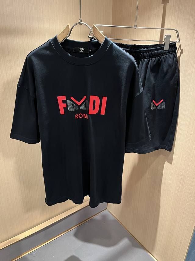 Fen 芬*迪 2025春夏新款男士休闲套装，百搭不限制年龄，衣身标识Logo刺绣设计！无论你是轻熟还是喜欢潮风搭配妥妥的，男生衣橱必备单品款！定制原版纯棉面料