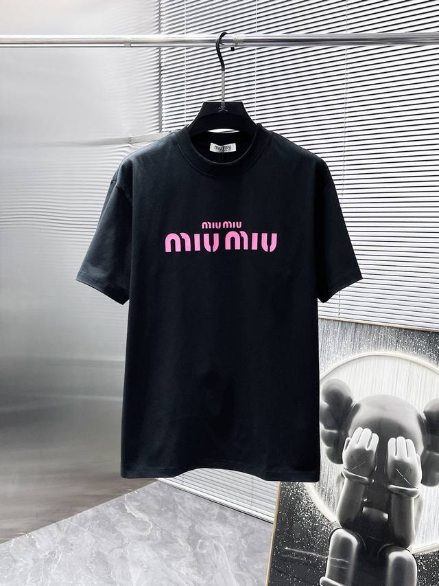 缪缪 Miumiu 2025Ss新款 半袖 体恤 短袖 宽松版 圆领 T恤，高端版本！专柜定制面料 透气舒适度高，细节无可挑剔，品牌元素设计理念，体现高品质。手