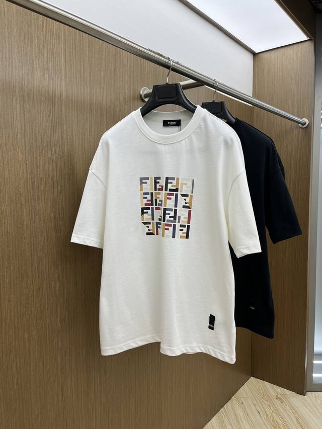 Fd Ss夏装新品 专柜在售 最新系列图案Logo短袖T恤 必须人手一件的节奏！ 进口顶极精梳棉面料，极为亲肤舒适 摸上去非常的细腻，质感很好，完美体现立体感