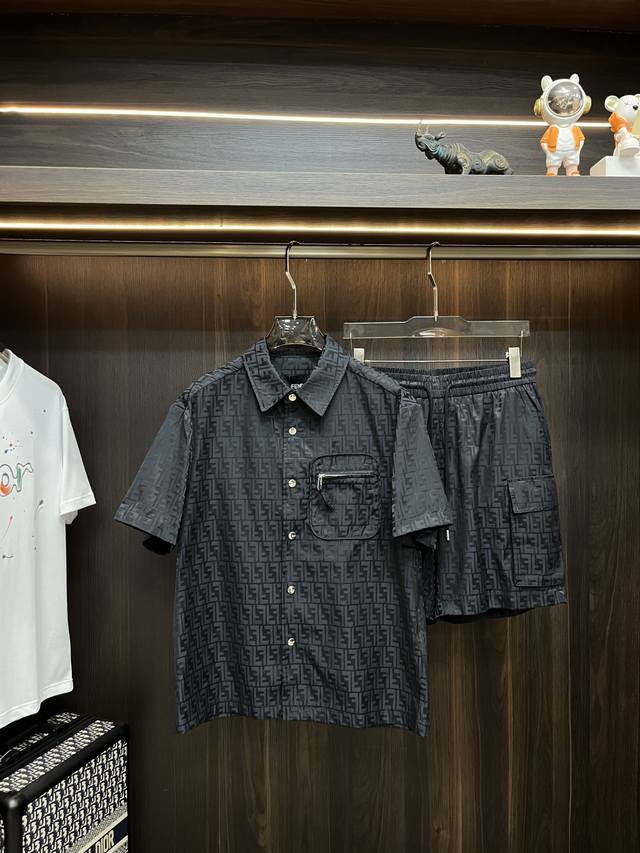 主推 Fendi 春季新款夹克外套秘芬迪春款翻领套装，最新顶尖官网原单，穿着舒适 质感超强 短袖休闲短裤套装出行必备，穿着时间长，整体设计时尚而简洁，拉链门襟处