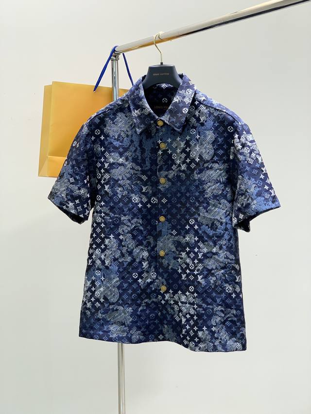 一套 ，不拆，Louisvuitton 路易威登，2025春季最新款，专柜同步有售，原单狠货，时尚休闲套装，上身很有特点！吸睛而有亮点，进口原版面料，顶级提花工