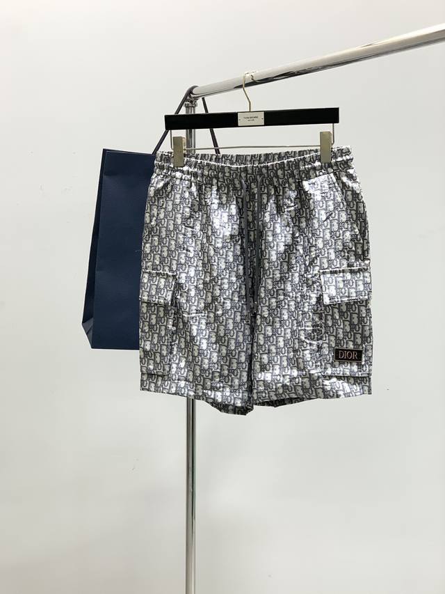 一套 ，Dior 迪奥， 2025夏季新品，专柜同步有售，简约时尚休闲短袖套装，原版进口面料，舒适透气，顶级提花工艺字母图案Logo，原版五金辅料装饰，档次极高