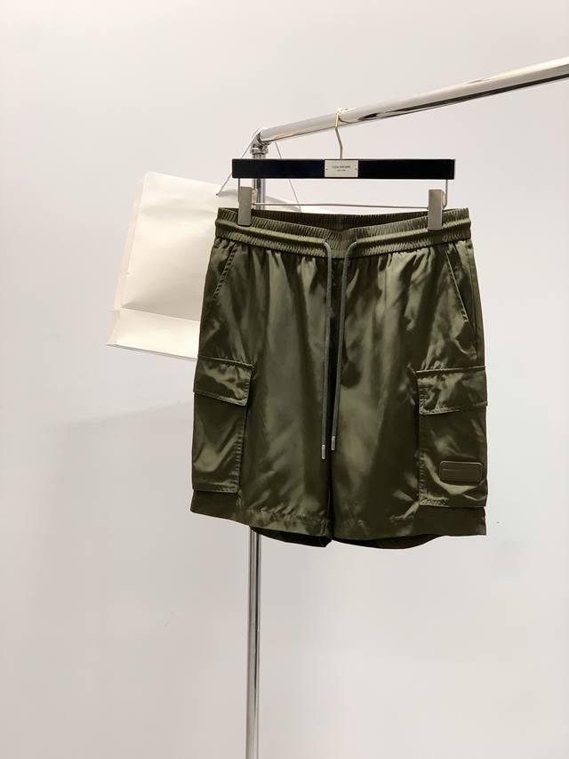 一套 ，不拆，Prada 普拉达，2025夏季最新品，专柜同步有售，时尚休闲短袖套装，进口原版面料，做工极为复杂，唯一可以做代购级别的渠道狠货，顶级印胶工艺字母