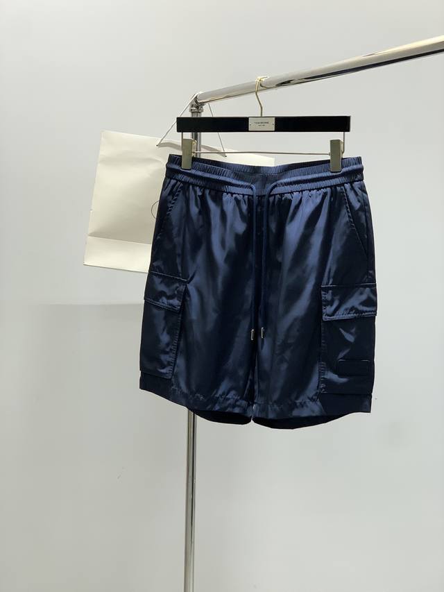 一套 不拆，Prada 普拉达，2025夏季最新品，专柜同步有售，时尚休闲短袖套装，进口原版面料，做工极为复杂，唯一可以做代购级别的渠道狠货，顶级印胶工艺字母图