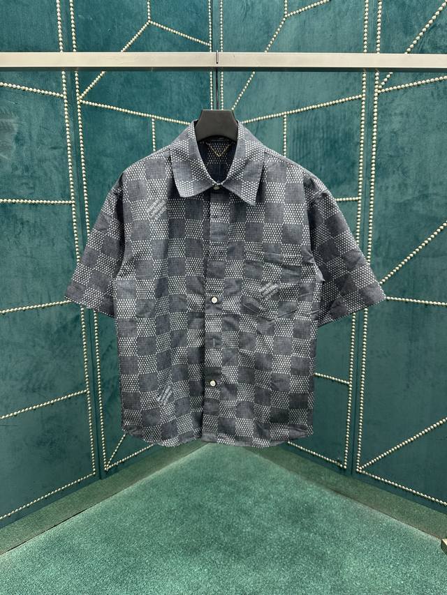 驴家 25Ss新款短袖衬衫以 Damier 提花与种子图案烘托轻盈质感，为细腻青年布织入 Marque L.Vuitton DéPoséE 标识，令工装廓形展露