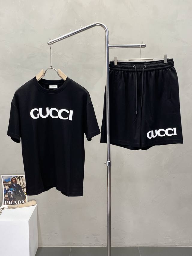 套。Gucci古驰独家专供春夏爆款男士短袖套装。潮人必备单品。高级定制进口面料，超级柔软舒适，质感超赞。上身时尚有型，做工精雕细琢。立体剪裁视觉效果超强。专柜原