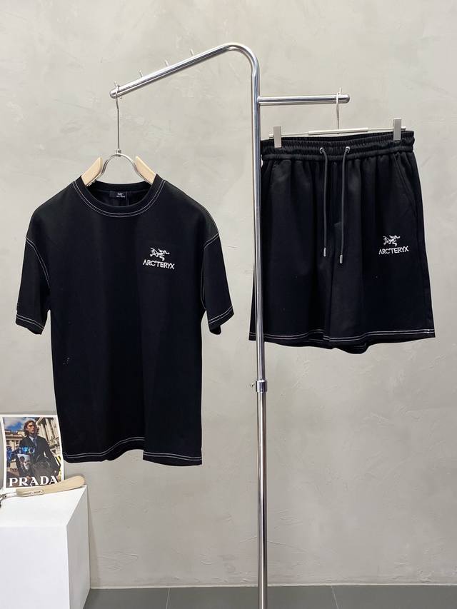 套。Arc’Teryx始祖鸟独家专供春夏爆款男士短袖套装。潮人必备单品。高级定制进口面料，超级柔软舒适，质感超赞。上身时尚有型，做工精雕细琢。立体剪裁视觉效果超