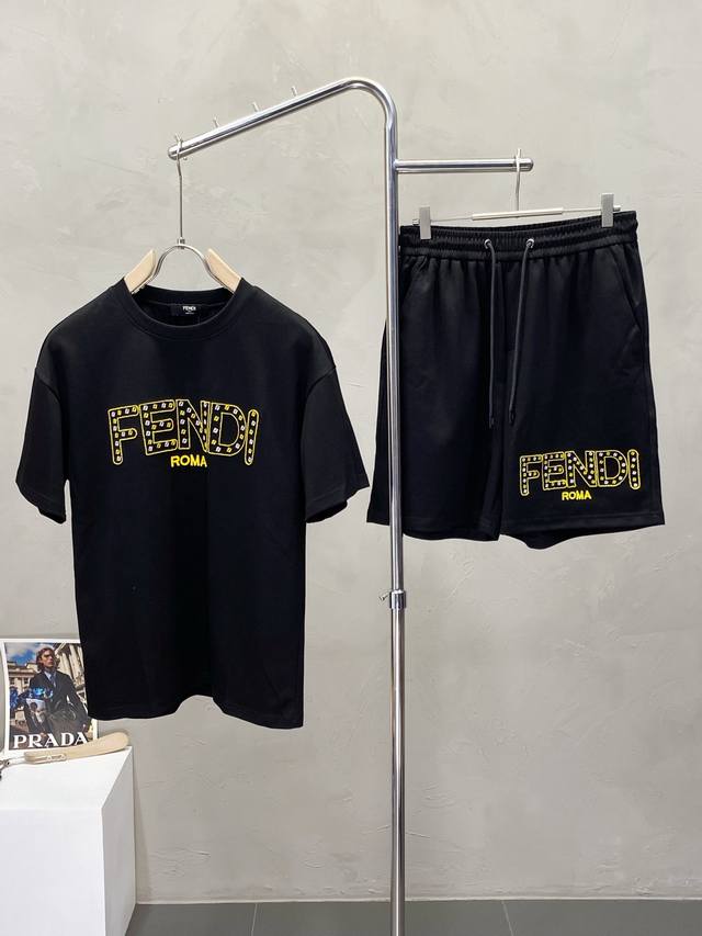 套。Fendi芬迪独家专供春夏爆款男士短袖套装。潮人必备单品。高级定制进口面料，超级柔软舒适，质感超赞。上身时尚有型，做工精雕细琢。立体剪裁视觉效果超强。专柜原