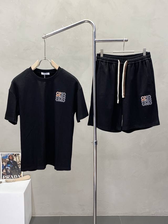 套。Loewe罗意威独家专供春夏爆款男士短袖套装。潮人必备单品。高级定制进口面料，超级柔软舒适，质感超赞。上身时尚有型，做工精雕细琢。立体剪裁视觉效果超强。专柜