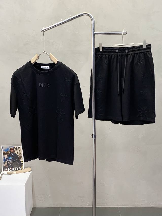 套。Dior迪奥独家专供春夏爆款男士短袖套装。潮人必备单品。高级定制进口面料，超级柔软舒适，质感超赞。上身时尚有型，做工精雕细琢。立体剪裁视觉效果超强。专柜原版
