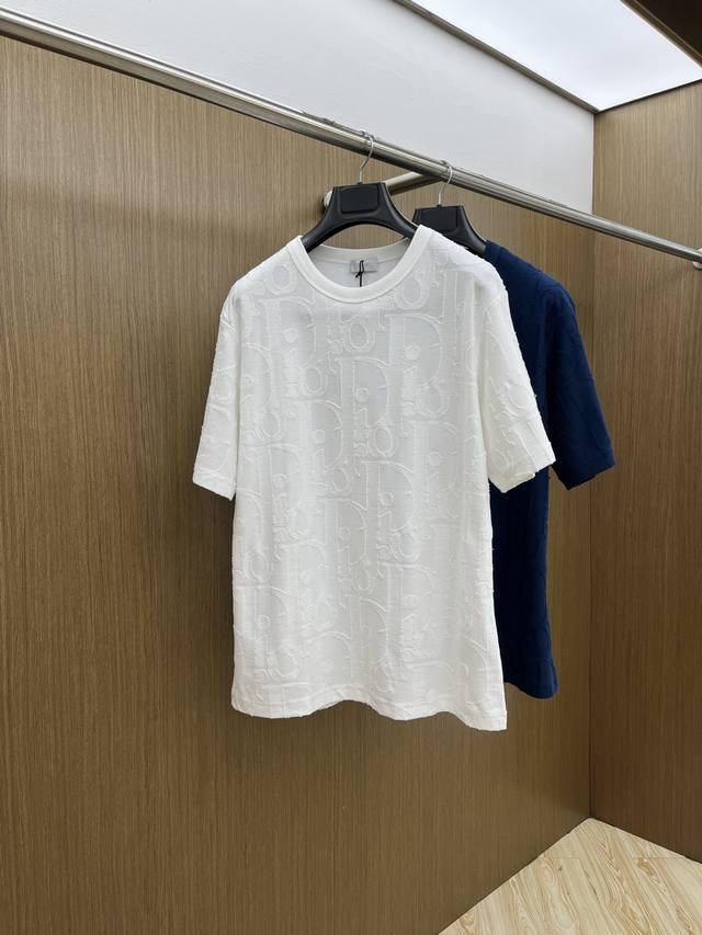 Dior迪奥经典Cd家毛巾提花圆领短袖T恤男女同款 这款棉质毛圈面料 T 恤饰以同色调提花图案，致敬经典的 Oblique 印花。罗纹圆领搭配 V 形细节，打造