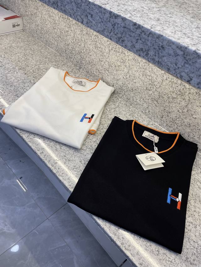 Heris爱玛仕25 Ss 主新品春夏首发专柜 品相完美 最新款短袖圆领T恤高端订制 设计前卫时尚！品牌Logo重工艺设计高端定制长绒欧棉180克面料手感柔软.