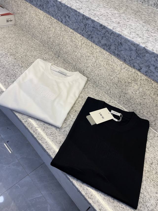 Cd迪澳25 Ss 主新品春夏首发专柜 品相完美 最新款短袖圆领T恤高端订制 设计前卫时尚！品牌Logo重工艺设计高端定制长绒欧棉180克面料手感柔软.穿着舒适