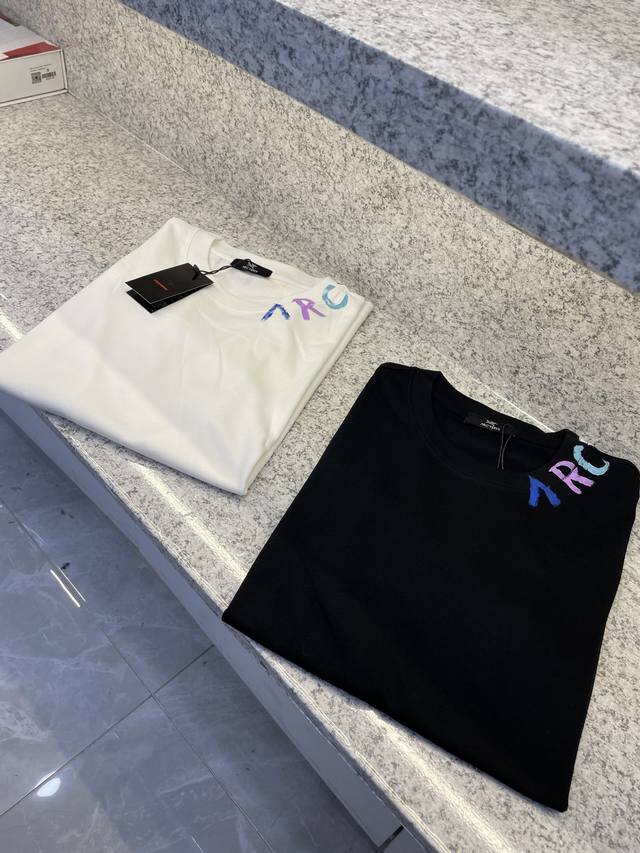 Arc始祖鸟25 Ss 主新品春夏首发专柜 品相完美 最新款短袖圆领T恤高端订制 设计前卫时尚！品牌Logo重工艺设计高端定制长绒欧棉180克面料手感柔软.穿着