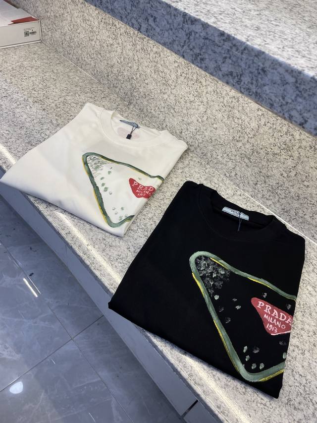 Prad普拉哒25 Ss 主新品春夏首发专柜 品相完美 最新款短袖圆领T恤高端订制 设计前卫时尚！品牌Logo重工艺设计高端定制长绒欧棉180克面料手感柔软.穿