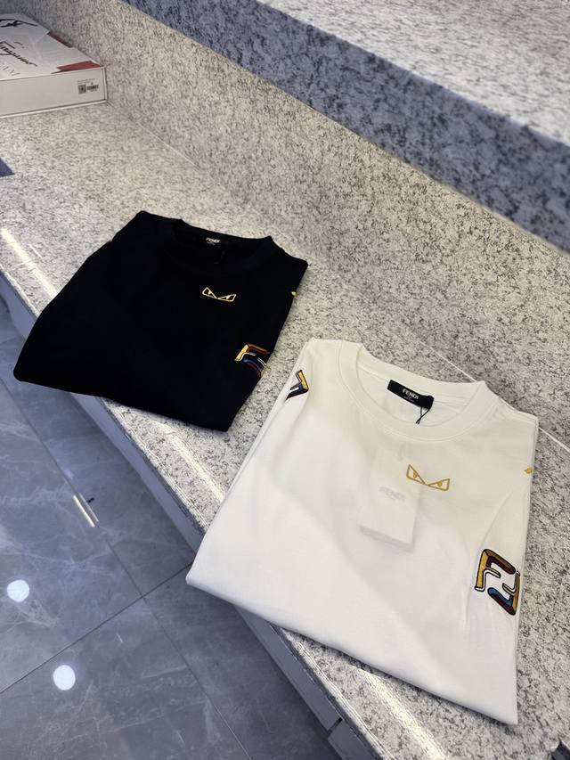 Find芬滴25 Ss主新品春夏首发专柜 品相完美 最新款短袖圆领T恤高端订制 设计前卫时尚！品牌Logo重工艺设计高端定制长绒欧棉180克面料手感柔软.穿着舒