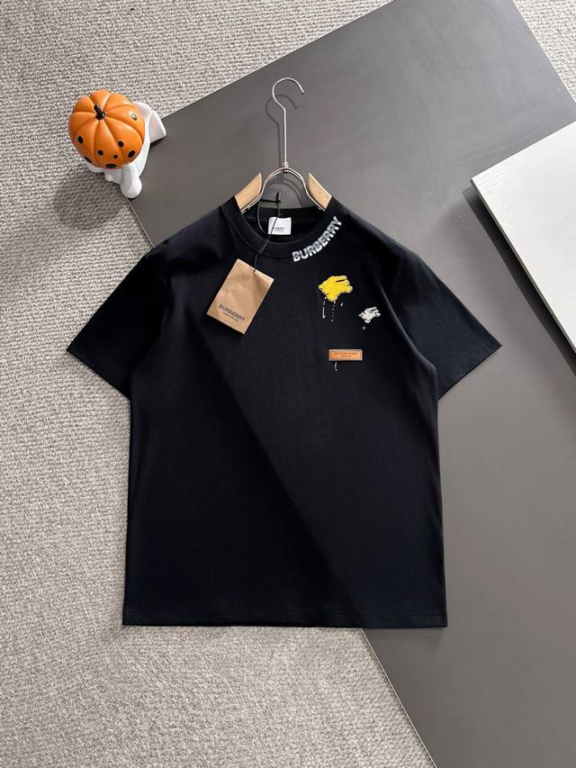 Burberry巴宝莉* 2025春夏款上新 原高版本 巴宝莉 面料采用280克高密度纯棉 不变形 不缩水 工艺介绍：双线走位 前幅采用重工Logo章仔点缀＋领