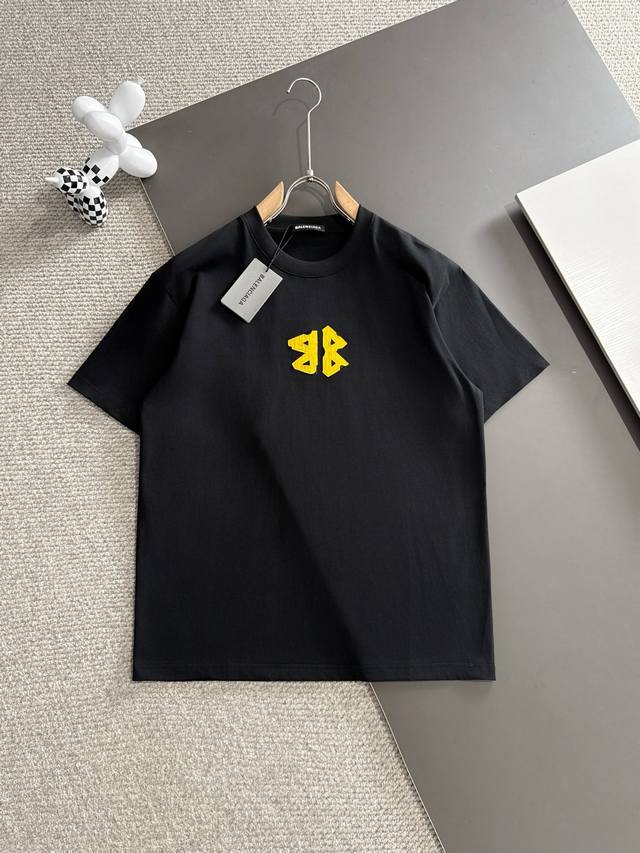 Balenciaga* 2025春夏款上新 原高版本 巴黎世家 面料采用260克高密度纯棉 不变形 不缩水 工艺介绍：双线走位 胸前3D剪裁，后背3D剪裁拼接万