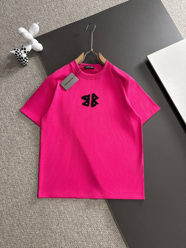 Balenciaga* 2025春夏款上新 原高版本 巴黎世家 面料采用260克高密度纯棉 不变形 不缩水 工艺介绍：双线走位 胸前3D剪裁，后背3D剪裁拼接万
