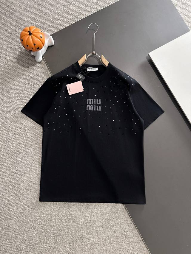 Miumiu缪缪* 2025春夏款上新 原高版本 缪缪 面料采用280克高密度纯棉 不变形 不缩水 工艺介绍：双线走位 进口高温澳钻满身烫 颜色：黑色 Size