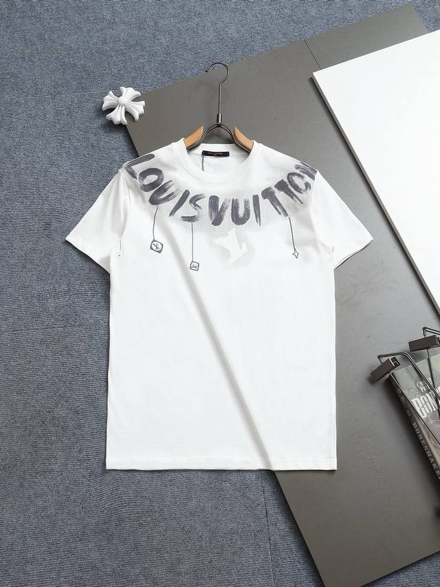 Louis Vuitton 路易威登 1V 微宽版型 Xs-L 25Ss早春新品专柜走秀款 前后幅切割圆形撞色字母印花圆领短袖T恤，男女同款！官网同步，专柜纯棉