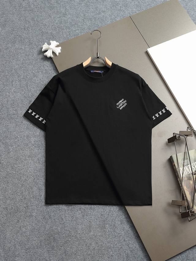 Louis Vuitton 路易威登 1V 微宽版型Xs-L 25Ss 1V 新品专柜走秀款 极简袖口刺绣 简单Logo短袖T恤，男女同款！短袖不在千篇一律的大