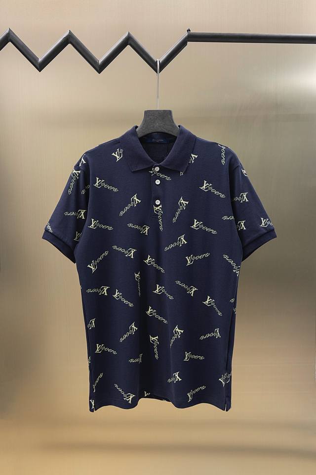 Lv 路易 25Ss新款 不规则Logo 满印Polo 230克重双纱全棉珠地 颜色：白 军绿 宝兰 码数：S M L Xl Xxl
