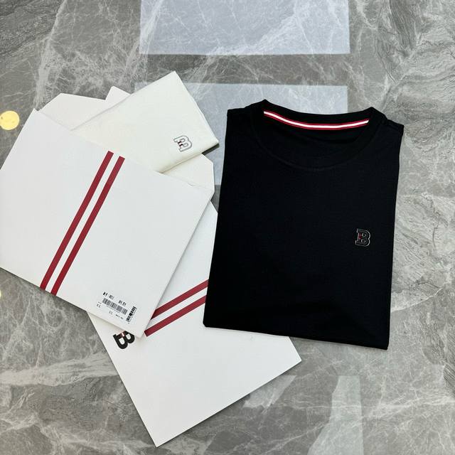 Bally巴利25Ss夏季男士圆领T恤.新款Logo辨识度鲜明超级走心！！！3D刺绣工艺胸口精致搭配.简单高级.选用客供定织 G丝光棉布制成，整件单品的面料质感