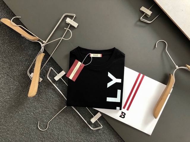 Bally*巴利25S最新最顶级版本礼盒装字母印花潮牌百搭短袖，丝滑手感超薄透气最顶级的品质专柜原单短袖，颜色：黑色.白色.码数：M-3Xl 175 斤建议L