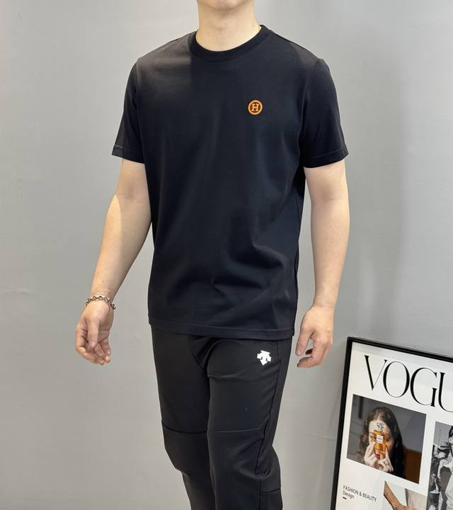 Herme*S爱马仕2025Ss 短袖T恤，胸口定制经典品牌H橘色绣花设计. G纯棉双纱面料，对色定染面料，超精细平网印花工艺，潮流感十足，采用细致纱网材质做网