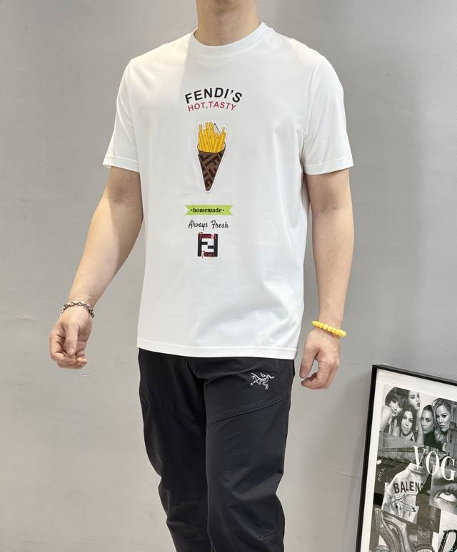 Fend*芬-迪25S新款丝光棉T恤.原单推荐！重工减龄款设计.3D绣花薯条.字母烫画设计.立体凸凹感双层工艺.整体搭配色彩丰富.减龄又上身有型！采用 G丝光棉