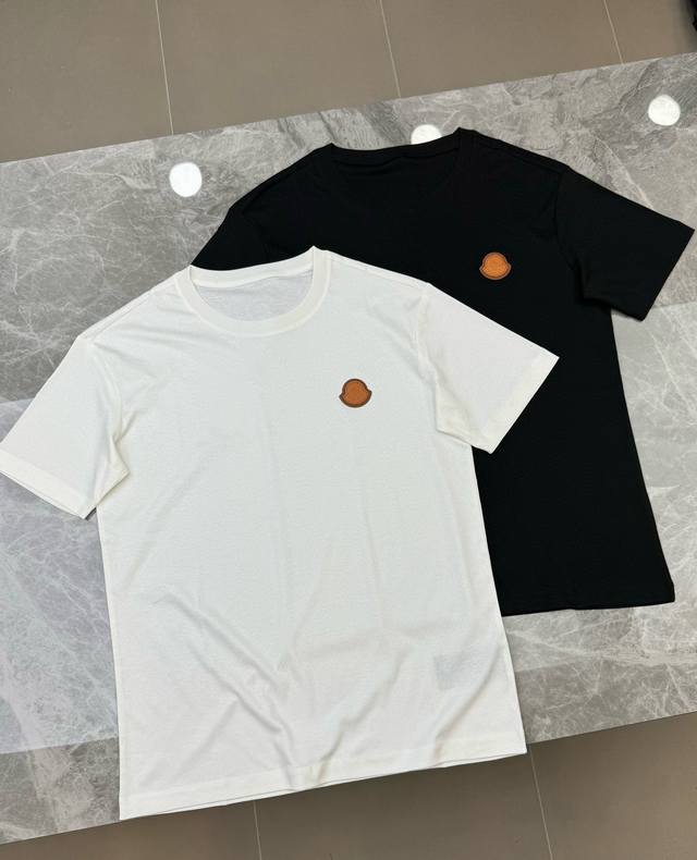 Mon Cle*蒙*口25S夏季男士圆领T恤.新款Logo辨识度鲜明超级走心！！！3D皮牌胸口精致搭配.选用客供定织 G丝光棉布制成，整件单品的面料质感极佳，着
