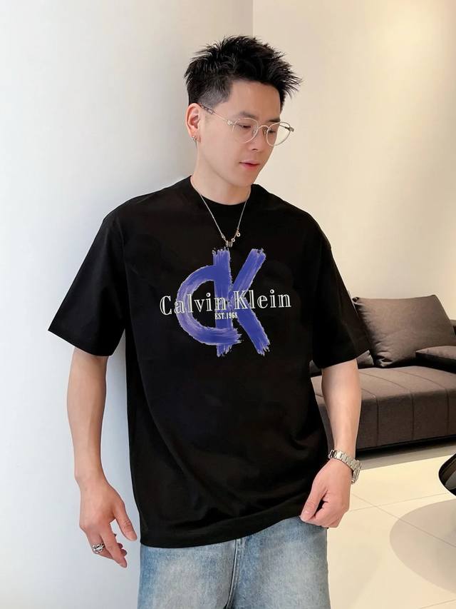 Calvin Klein 25S新款上架.男女同款！原单品质.一直以City注明的品牌.非常奈斯！高级定制 G纯棉面料舒适柔软！透气性好！超级喜欢的款式推荐给各