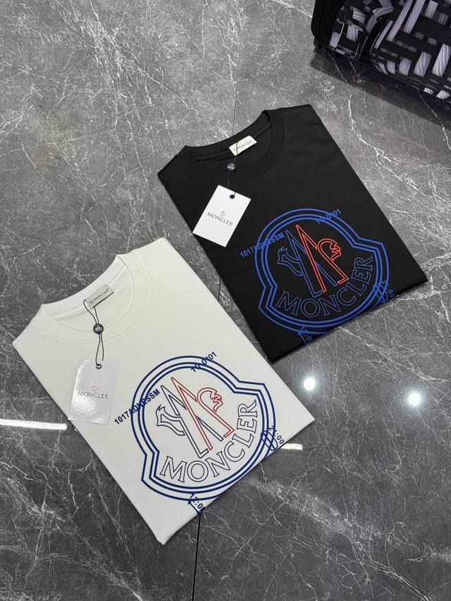 Mon 蒙家25Ss夏季新款圆领短袖！品牌图形Logo辨识度鲜明超级走心！选用客供190G丝光棉制成.整件单品的面料质感极佳.着身舒适透气，即便是酷热的夏天也不