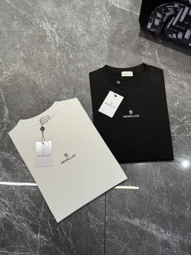 Mon 蒙家25Ss夏季新款圆领短袖！品牌图形Logo辨识度鲜明超级走心！！！袖子搭配经典小帽子标识.选用客供190G丝光棉制成.整件单品的面料质感极佳.着身舒