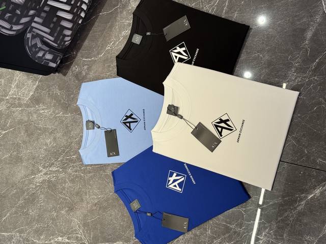 Ea7 阿玛尼25Ss春夏新品男士圆领短袖！经典之作～搭载经典徽标Ax造型.搭配品牌字母标识.胸前辨识度颇具鲜明即丰富了视觉又平添神秘感！简单干净！客供190G